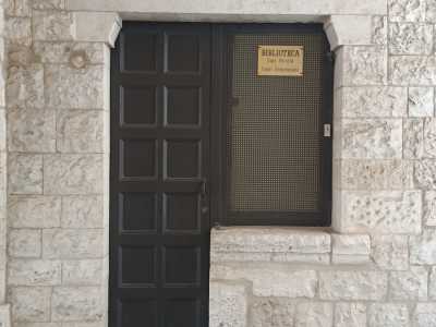 ...per giungere davanti a un arco sotto il quale si cela la porticina di ingresso alla biblioteca